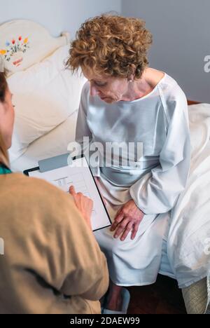 Ärztin Ausfüllen eines Fragebogens Stockfoto