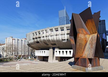 LYON, FRANKREICH, 22. März 2018 : Metallische Skulptur und das Lyon Auditorium Maurice Ravel, im Viertel La Part-Dieu. Stockfoto