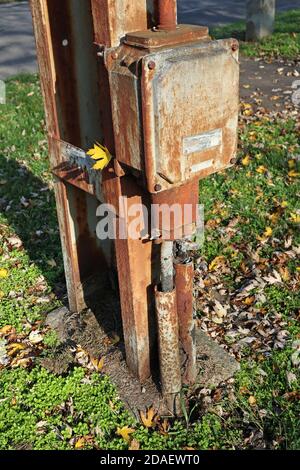 Alte rostige Strommast im Freien Stockfoto