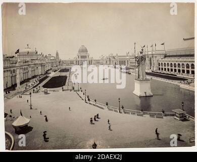 Blick auf den Ehrenhof, Blick nach Westen auf das Main Basin bei der Weltausstellung in Kolumbien, Chicago, Illinois, 1893. Stockfoto