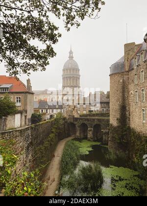 Basilika unserer Lieben Frau von der Unbefleckten Empfängnis in der befestigten Stadt Boulogne-sur-Mer, Schloss im Vordergrund. Wolkiger und regnerischer Tag mit Unkenntlichkeit Stockfoto