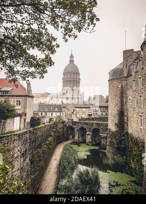 Basilika unserer Lieben Frau von der Unbefleckten Empfängnis in der befestigten Stadt Boulogne-sur-Mer, Schloss im Vordergrund. Wolkiger und regnerischer Tag mit Unkenntlichkeit Stockfoto