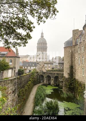 Basilika unserer Lieben Frau von der Unbefleckten Empfängnis in der befestigten Stadt Boulogne-sur-Mer, Schloss im Vordergrund. Wolkiger und regnerischer Tag mit Unkenntlichkeit Stockfoto