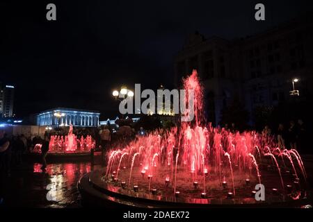 KIEW, UKRAINE - 08. Mai 2017: Kiewer Musikbrunnen. Licht- und Musikbrunnen auf dem Maidan Nezalezhnosti (Unabhängigkeitsplatz) in der Stadt Kiew bei Nacht Stockfoto