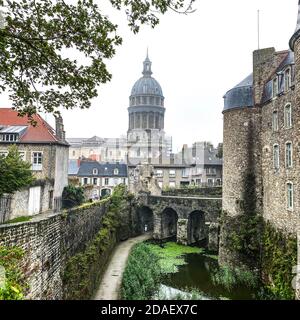 Basilika unserer Lieben Frau von der Unbefleckten Empfängnis in der befestigten Stadt Boulogne-sur-Mer, Schloss im Vordergrund. Wolkiger und regnerischer Tag mit Unkenntlichkeit Stockfoto