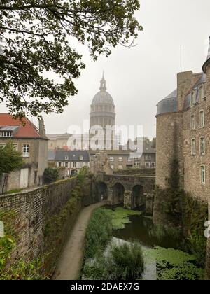 Basilika unserer Lieben Frau von der Unbefleckten Empfängnis in der befestigten Stadt Boulogne-sur-Mer, Schloss im Vordergrund. Wolkiger und regnerischer Tag mit Unkenntlichkeit Stockfoto