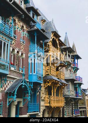 Schöne Holzfassade des alten traditionellen Hauses in Le Treport, Frankreich, Normandie Stockfoto