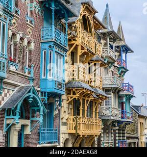 Schöne Holzfassade des alten traditionellen Hauses in Le Treport, Frankreich, Normandie Stockfoto