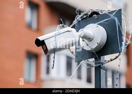 Überwachungskameras Fassade Nahaufnahme. Elektronische Schaltung. Das Konzept der Sicherheit Stockfoto
