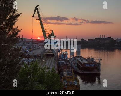 KIEW, UKRAINE - 30. Mai 2018: Industriebezirk von Kiew im Podil Bezirk. Dnepr und der Flusshafen. Blick von Kabel-blieb Rybalsky Brücke in der Stockfoto