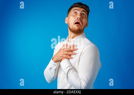 Erstaunt und verwirrt bärtiger junger Mann sieht erstaunt aus. Stockfoto