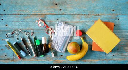 Schulbedarf und COVID-19, Corona Virus Prävention Artikel auf Klassenzimmer Schreibtisch mit Büchern, Stifte, Brillen. Zurück zur Schule, Bildung, Lernen, coronaviru Stockfoto