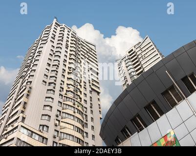 KIEW, UKRAINE - 16. Nov 2019: Moderne Kiewer Architektur im Bereich der Schuliavsky Brücke Stockfoto