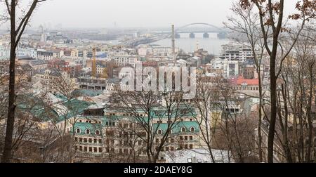 Kiew, Ukraine - 16. Nov. 2019: Stadtbild des Podol Bezirks in Kiew Stadt bei nebligen Tag. Stockfoto