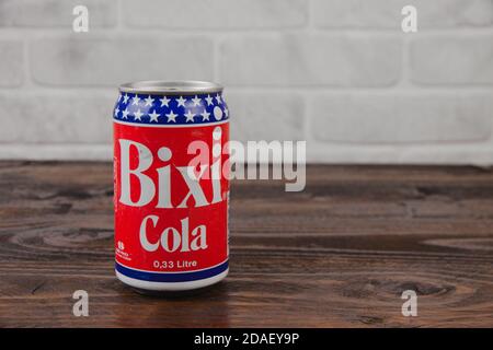 Eine Vintage Aluminium Dose von Bixi Cola Softdrink gegen Der Ziegel Wal Stockfoto