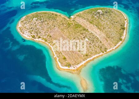 Luftaufnahme der erstaunlichen herzförmigen Insel Galesnjak, schöne Adriaküste in Dalmatien, Kroatien Stockfoto