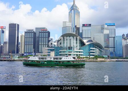 HONGKONG - 29. JUNI 2019 - Blick auf eine Star Ferry Schiff im Victoria Harbour in Hong Kong zwischen Hong Kong und Kowloon vor dem Wan Chai conventio Stockfoto