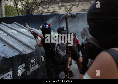 Mexiko-Stadt, Mexiko. November 2020. Frauen nehmen an einem Protest im Repräsentationshaus der Regierung von Quintana Roo in Mexiko-Stadt Teil, nachdem Bianca Alejandrina 'Alexis' in Cancun ermordet wurde und Gerechtigkeit für ihre Frauenmorde gefordert wurde. (Foto von Eyepix Group/Pacific Press) Quelle: Pacific Press Media Production Corp./Alamy Live News Stockfoto