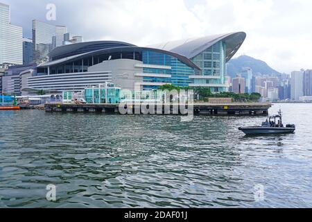 HONGKONG - 29. JUNI 2019- Blick auf Hongkong Polizeiboot in Victoria zwischen Hongkong und Kowloon Vor dem Wan Chai Convention Center in Ju Stockfoto