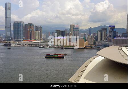 HONGKONG -30 JUN 2019- Blick auf ein Containerschiff im Hafen von Victoria vor der modernen Skyline Hongkongs. Stockfoto