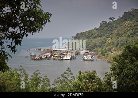 Koh Kood, Thailand, Februar 2009. Fischerdorf mit schwimmenden Häusern auf der Insel. Stockfoto