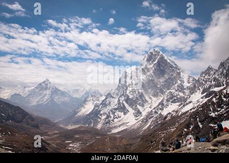 Blick auf Ama Dablam auf dem Weg zum Everest Base Camp mit schönem bewölktem Himmel, Sagarmatha Nationalpark, Nepal Stockfoto