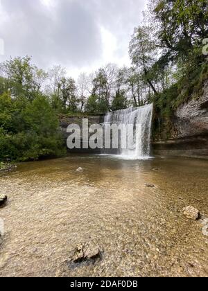 Der Wasserfall Saut de la Forge ist einer der zahlreichen Wasserfälle der Cascade du hérisson, frankreich, jura Stockfoto