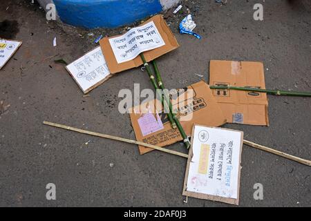 Kalkutta, Indien. November 2020. Plakate gegen die brutalen Angriffe auf unschuldige Hindus durch Islamisten und Dschihadisten in Bangladesch nach der Verhaftung der Demonstranten durch die Kolkata Polizei. (Foto von Suraranjan Nandi/Pacific Press) Quelle: Pacific Press Media Production Corp./Alamy Live News Stockfoto