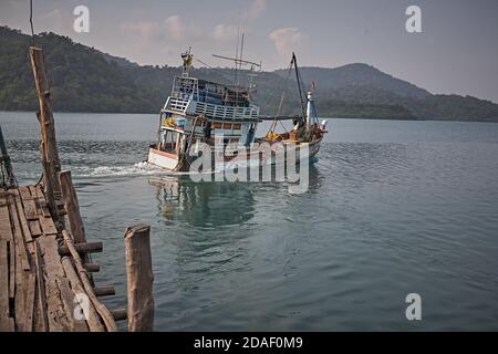 Koh Kood, Thailand, Februar 2009. Fischerboot verlässt Hafen. Stockfoto