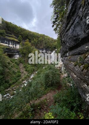 Der Wasserfall Le Grand Saut ist einer der zahlreichen Wasserfälle der Cascade du herisson, frankreich, jura Stockfoto