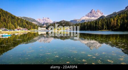 Lago di Misurina (Misurina See) mit spiegelnden See-Reflexionen des alpinen Bergpanoramas der Dolomiten in Misurina, Venetien, Norditalien. Stockfoto