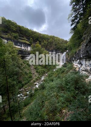 Der Wasserfall Le Grand Saut ist einer der zahlreichen Wasserfälle der Cascade du herisson, frankreich, jura Stockfoto