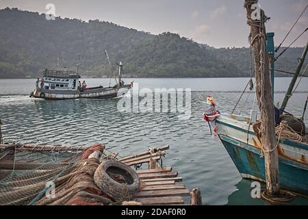 Koh Kood, Thailand, Februar 2009. Fischerboot verlässt Hafen. Stockfoto