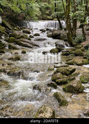 Sommeransicht des Flusses Herisson, frankreich, jura Stockfoto