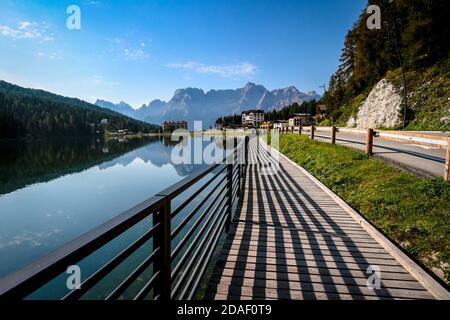 Lago di Misurina und harte Schattenlinien mit spiegelnden See-Spiegelungen des alpinen Bergpanoramas der Dolomiten in Misurina, Venetien, Italien. Stockfoto