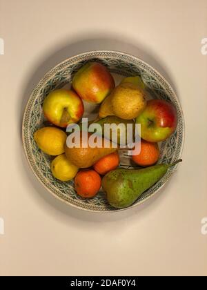 Draufsicht auf rohes Obst in einem alten Gericht Stockfoto