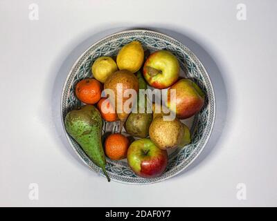 Draufsicht auf rohes Obst in einem alten Gericht Stockfoto