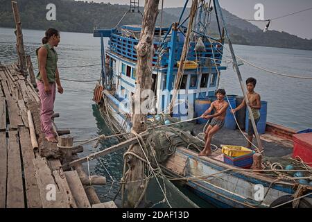 Koh Kood, Thailand, Februar 2009. Fischer arbeiten auf ihren Booten im Hafen. Stockfoto