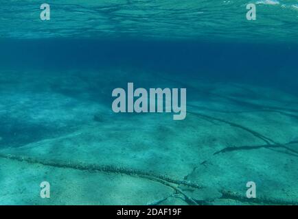 Unterwasserkabel auf dem Meeresboden im Mittelmeer. Stockfoto