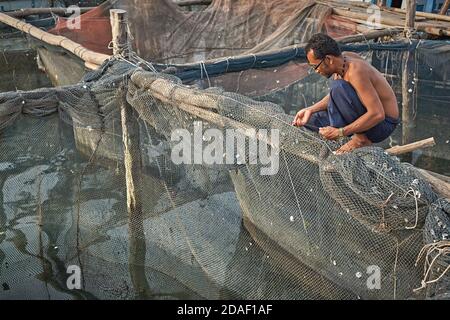 Koh Kood, Thailand, Februar 2009. Fischer arbeiten auf ihren Booten im Hafen. Stockfoto