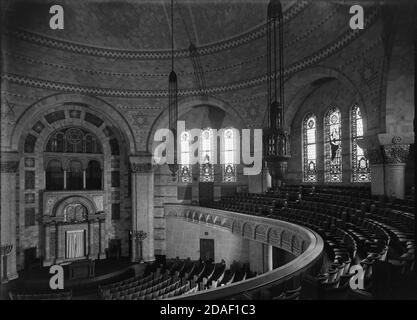 Auditorium vom Balkon im Isaiah Temple, Hyde Park Boulevard und Woodlawn Avenue, in Chicago, Illinois, ca. 1923-1936. Stockfoto