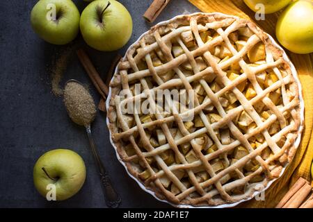Apfelkuchen. Klassischer Herbstkuchen auf einem Tisch. Frisch gebackenes hausgemachtes Dessert. Stockfoto