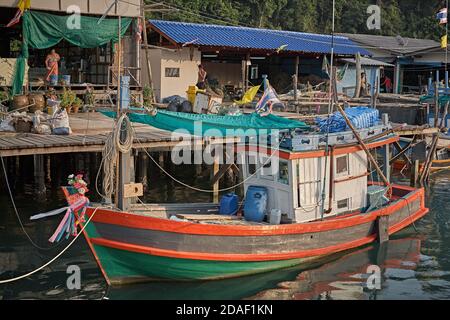 Koh Kood, Thailand, Februar 2009. Fischerboot im Hafen festgemacht. Stockfoto