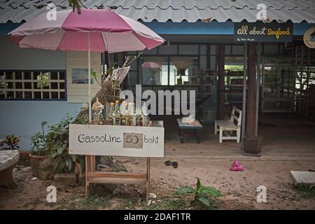 Koh Kood, Thailand, Februar 2009. Shop Verkauf von Benzin in Glasflaschen auf der Straße. Stockfoto