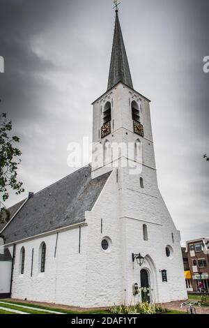 Weiße Kirche in Noordwijkerhout in den Niederlanden mit bewölktem Himmel Stockfoto