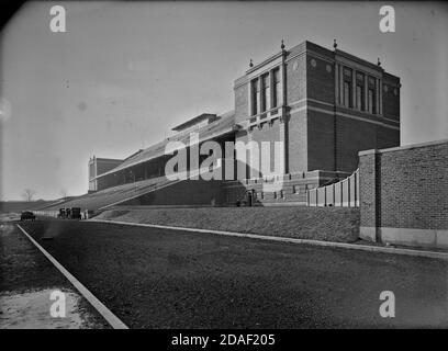 Innenansicht zeigt eine Seite mit Tribüne im Illinois Stadium, Architekt Holabird und Roche, Champaign, Illinois, um 1923. Stockfoto