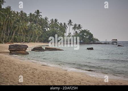 Koh Kood, Thailand, Februar 2009. Ein kleiner Hafen im Hintergrund am Strand der Insel. Stockfoto