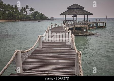 Koh Kood, Thailand, Februar 2009. Ein kleiner Hafen am Strand der Insel. Stockfoto