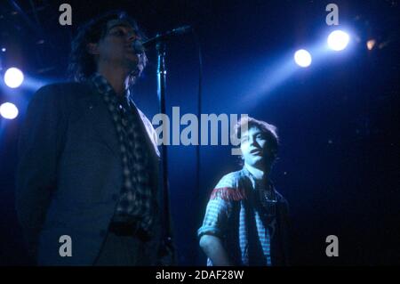 Michael Stipe und Peter Buck von REM leben im Lyceum. London, 2. Dezember 1984 – weltweite Nutzung Stockfoto