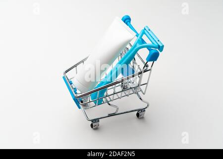 Weibliche Einweg-Rasierer im Spielzeug-Warenkorb auf weißem Hintergrund Stockfoto